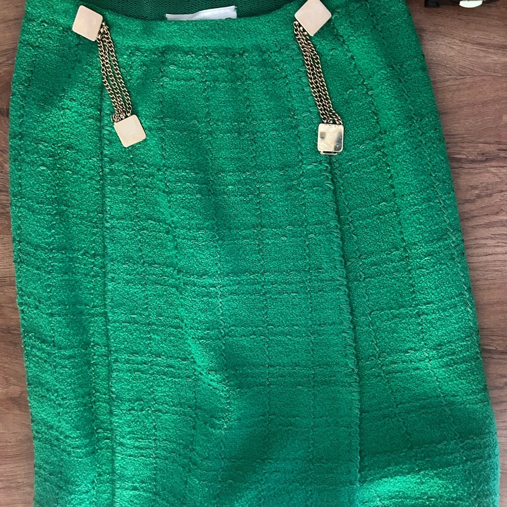 VINTAGE ADOLFO DOMINGUEZ SAKS FIFTH GREEN TWEED JACKET/SKIRT WITH GOLD ACCENTS. - Picture 3 of 10